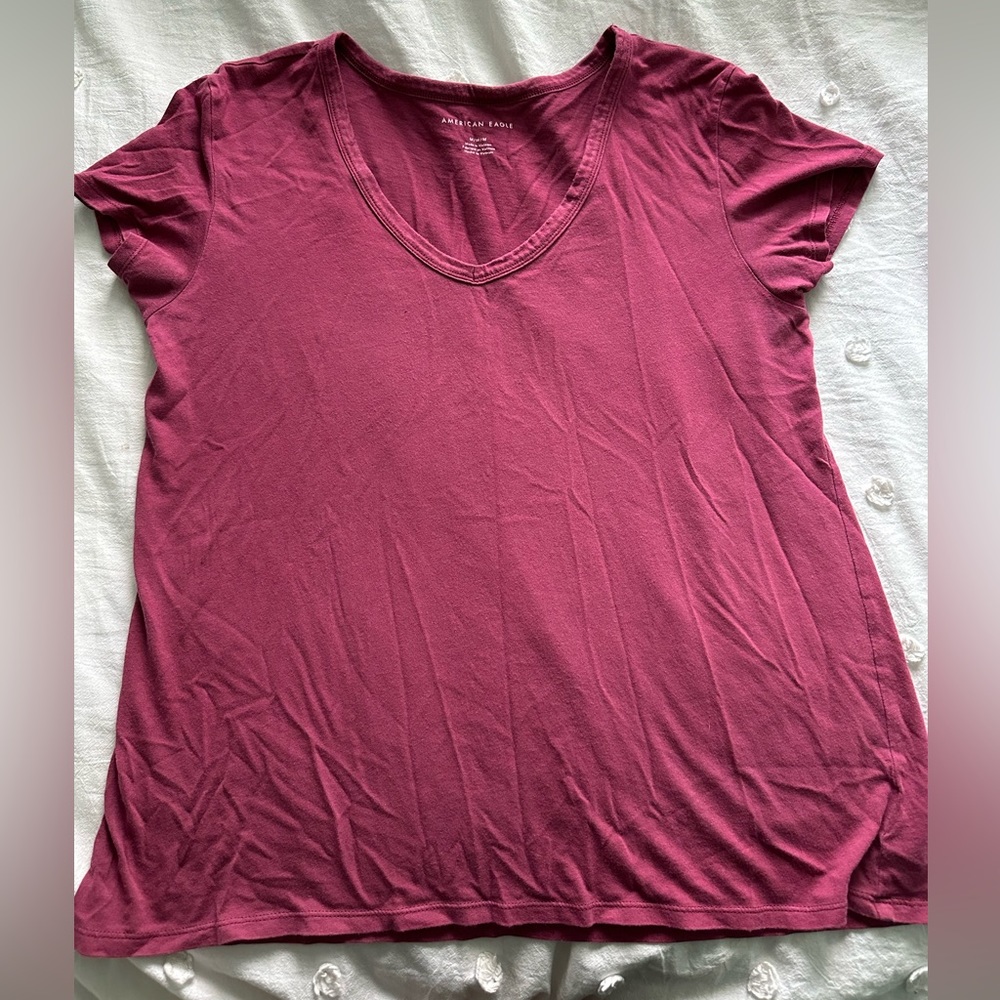 American Eagle Pink V Neck Tshirt. Size Medium.